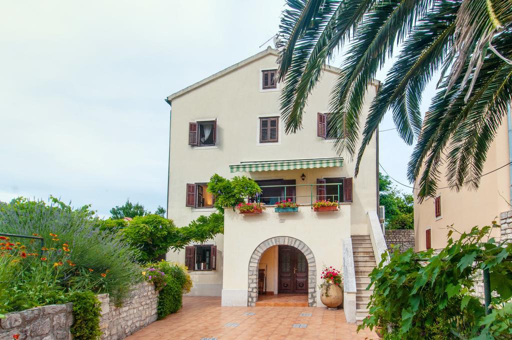 Вилла Family House Lana Осор Экстерьер фото